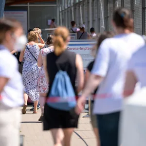 Das Hamburger Impfzentrum in den Messehallen bietet nur noch wenige Tage Erstimpfungen an (Archivbild).