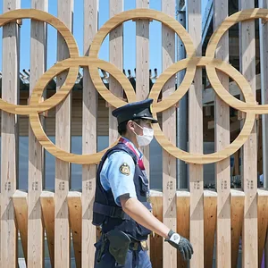 Polizist bewacht Olympia-Dorf (Symbolfoto)