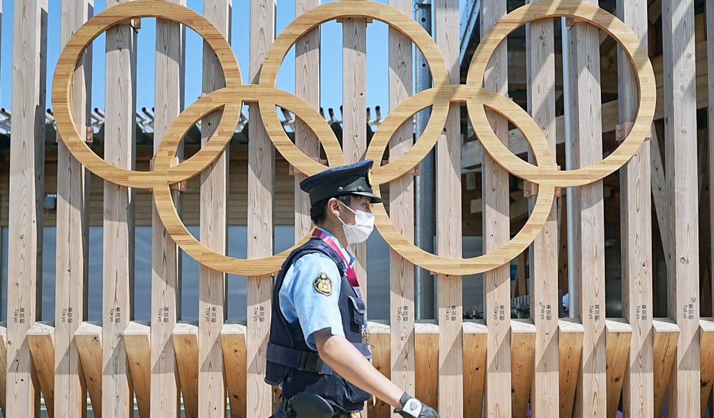 Polizist bewacht Olympia-Dorf (Symbolfoto)