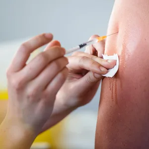 Ein Patient erhält eine Corona-Impfung (Symbolbild).