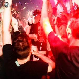 Geimpfte dürfen ab Samstag sogar wieder in Hamburgs Clubs feiern - dann aber mit Maske.