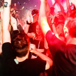 Club mit tanzenden Menschen