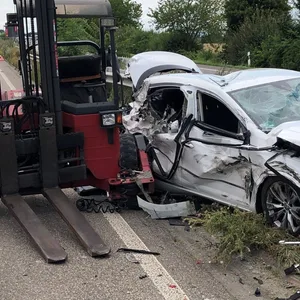 Gabelstapler fliegt von Gespann und gegen Auto
