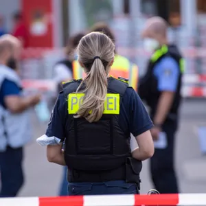 Polizistinnen und Polizisten in Berlin im Einsatz (Symbolbild).