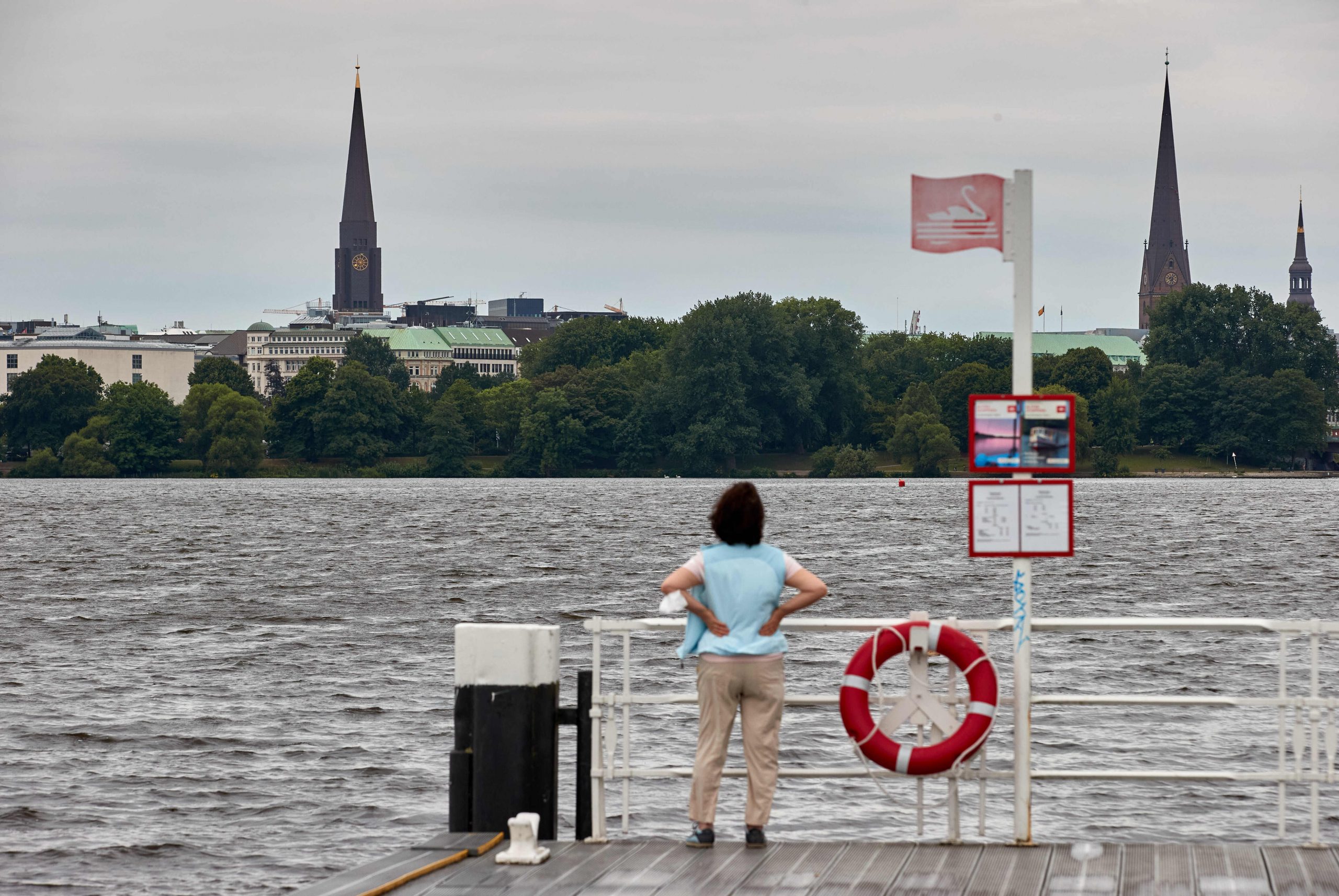 Eine Frau steht an der Außenalster in Hamburg