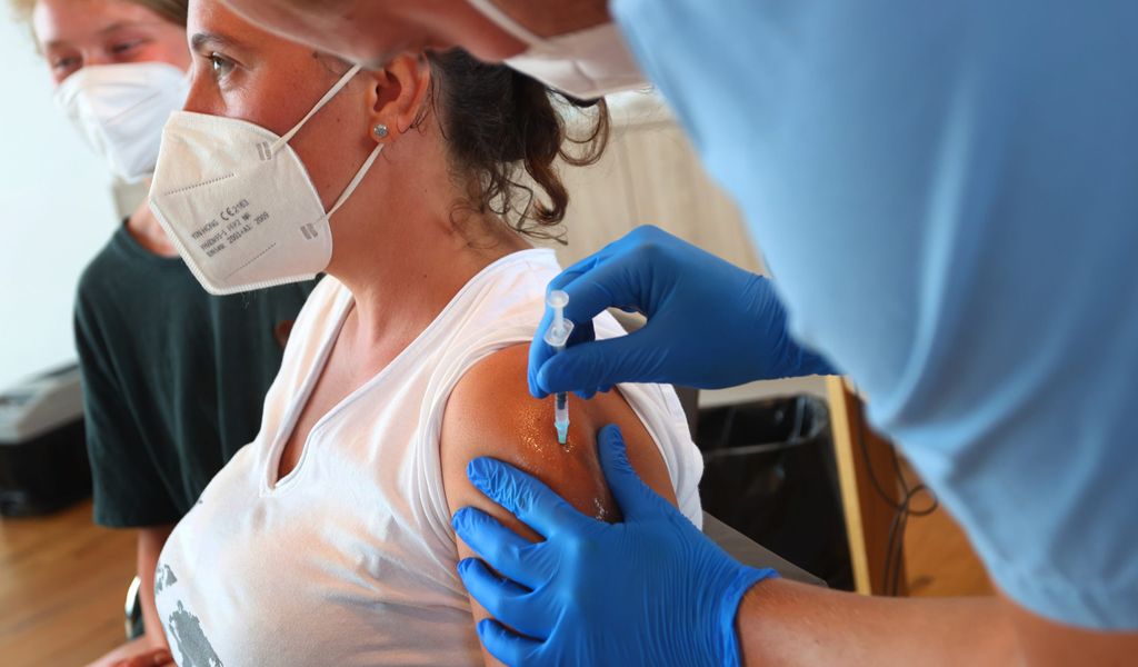 Eine Frau bekommt eine Corona-Impfung (Symbolbild).
