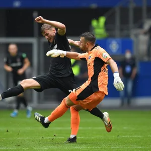 HSV-Torwart Daniel Heuer Fernandes bleibt auch gegen Dresdens Christoph Daferner cool.