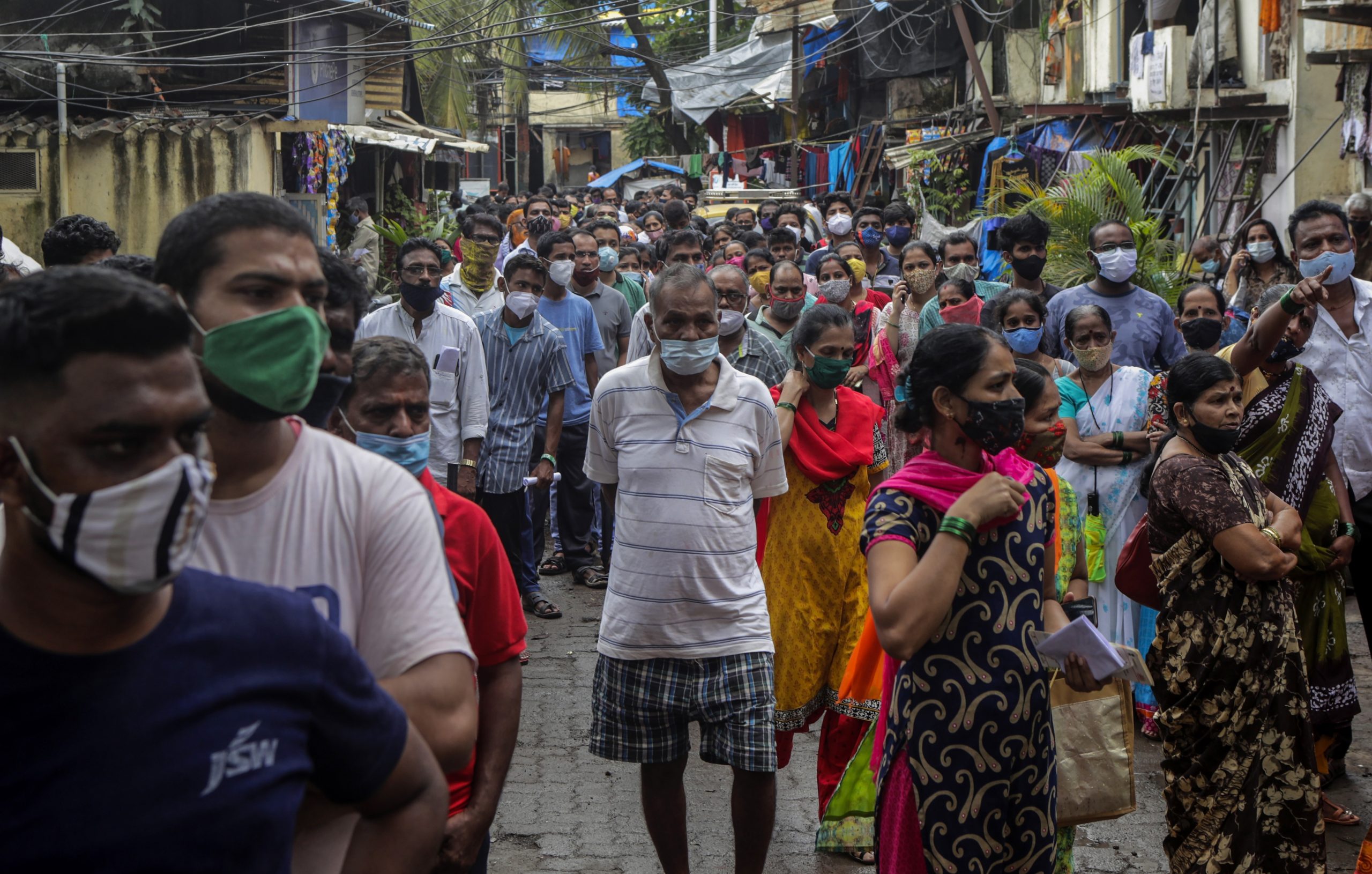 Menschen stehen in Mumbai Schlange, um sich in einem COVID-19-Impfcamp gegen das Coronavirus impfen zu lassen.