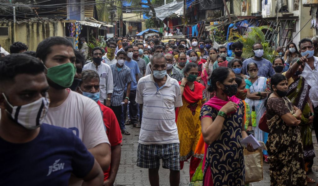 Menschen stehen in Mumbai Schlange, um sich in einem COVID-19-Impfcamp gegen das Coronavirus impfen zu lassen.