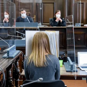 Angeklagte von hinten im Gerichtssaal