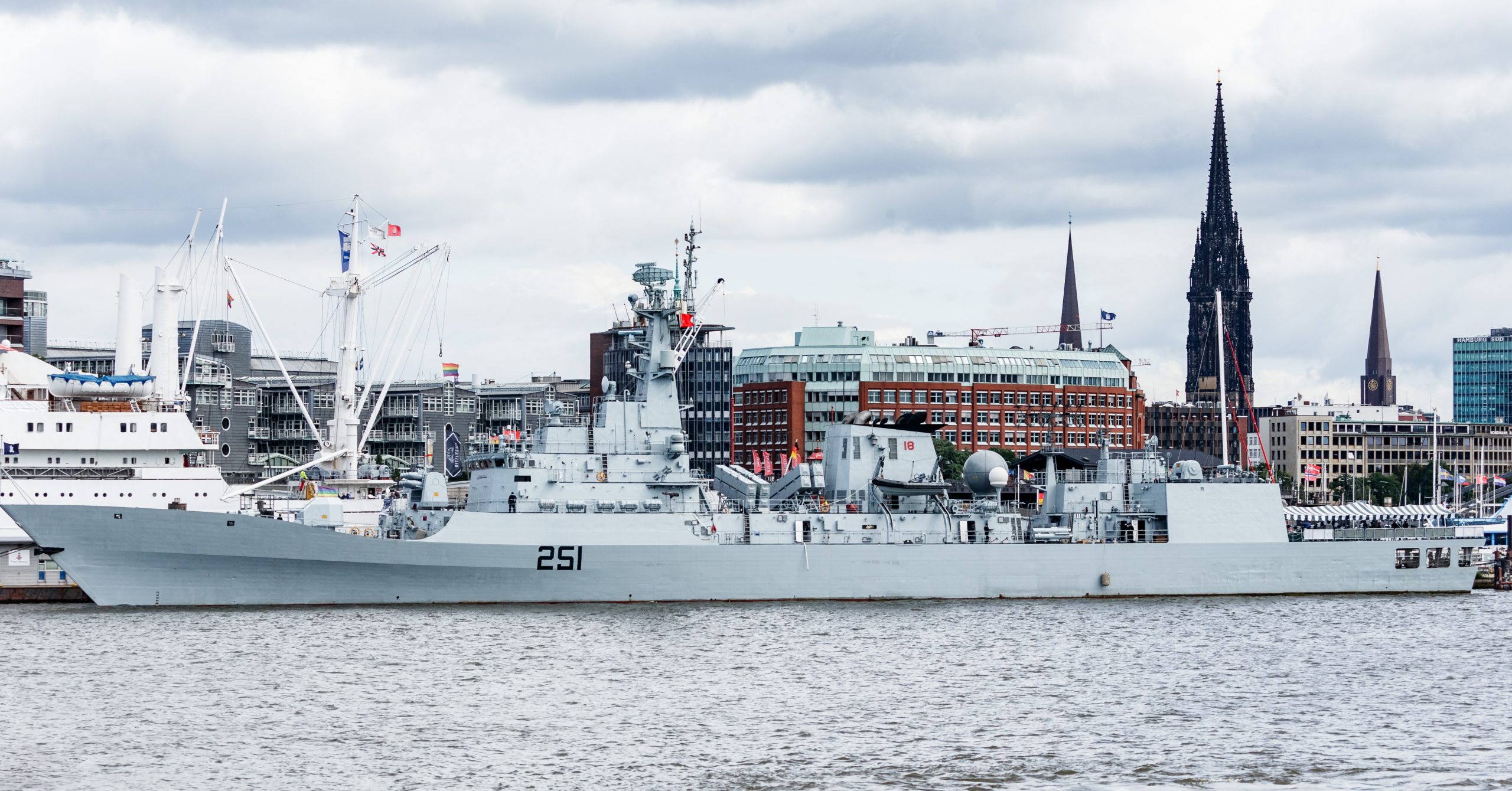 Die pakistanische Fregatte „PNS Zulfiquar“ hat bei ihrem Besuch der Hansestadt an der Überseebrücke festgemacht.