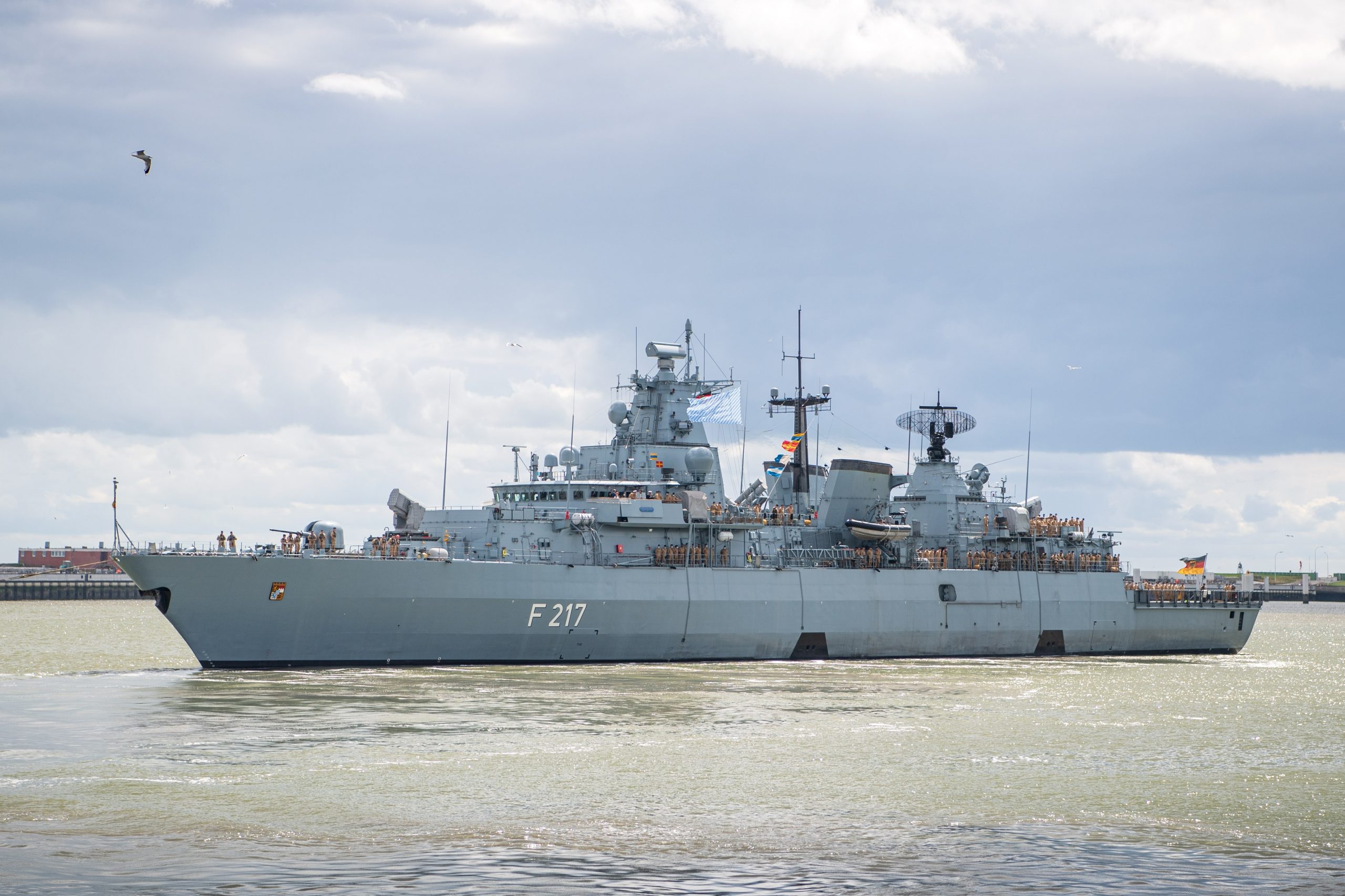Die Fregatte „Bayern“ verlässt Wilhelmshaven.