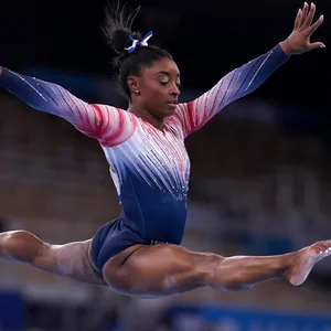 Simone Biles Schwebebalken