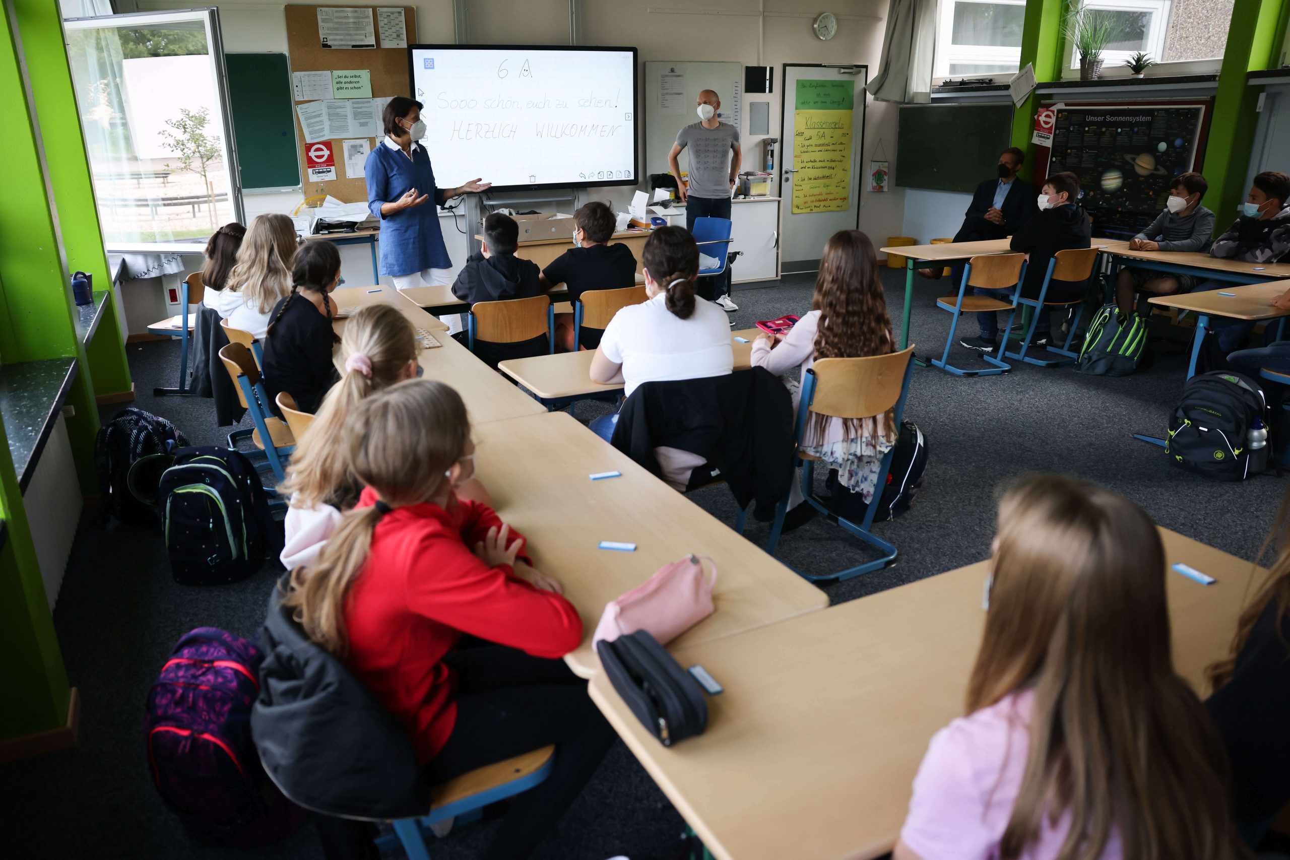 Elisabeth Bayersdörfer (l) Klassenlehrerin der Klasse 6a am Goethe-Gymnasium in Hamburg-Lurup, spricht zu den Schülerinnen und Schülern am ersten Schultag nach den Ferien.