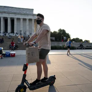 Man fährt auf einem E-Scooter