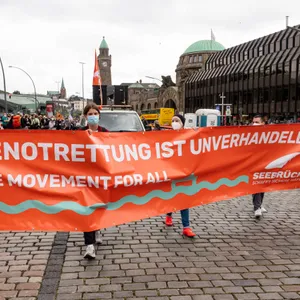 Hamburger demonstrieren für Seenotrettung im Mittelmeer.