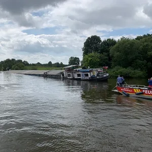 Ein tonnenschweres Schiff ist nach einer Kollision auf der Weser gesunken.