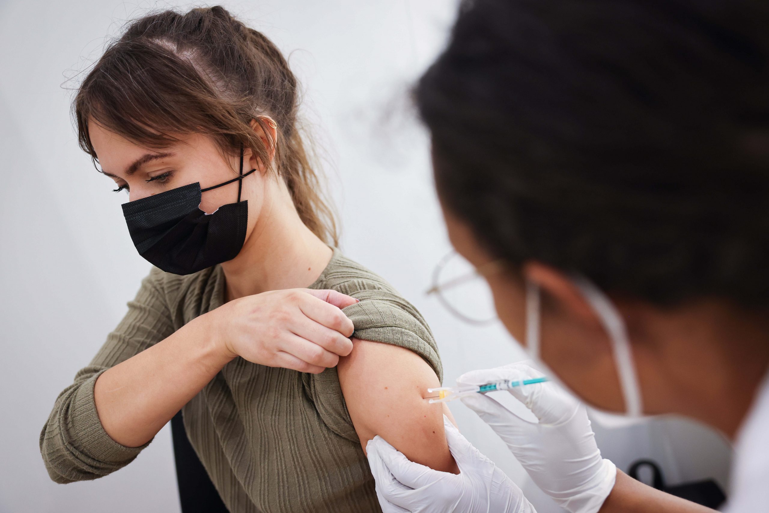 Eine Frau bekommt ihre Zweitimpfung mit dem Impfstoff von Biontech/Pfizer.