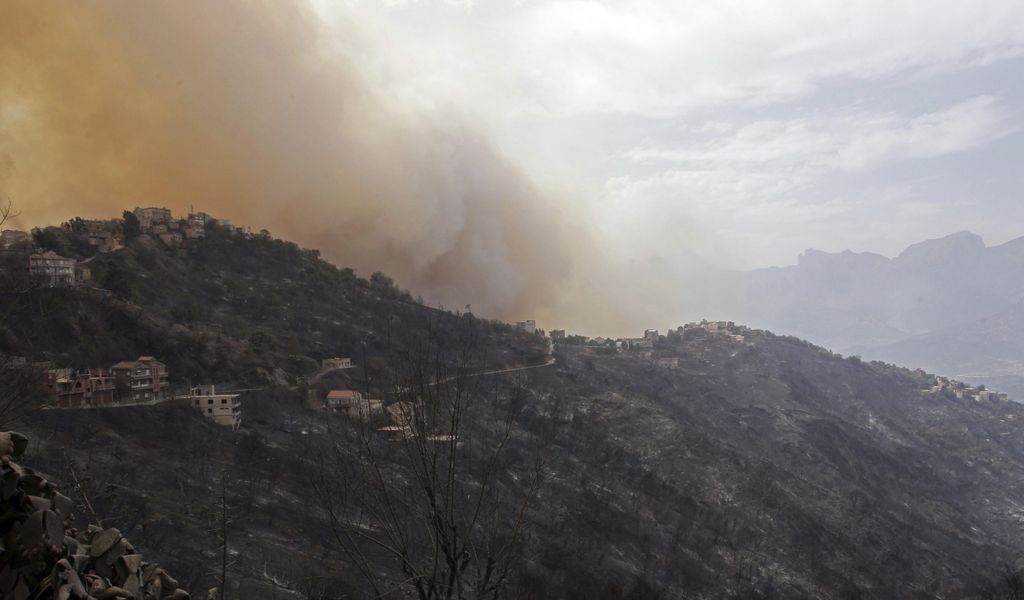 Rauch steigt neben einem Dorf in der Nähe von Tizi Ouzou, etwa 100 km östlich von Algier, auf.