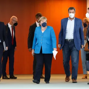 Michael Müller (SPD, l), Regierender Bürgermeister von Berlin und Vorsitzender der Ministerpräsidentenkonferenz, Bundeskanzlerin Angela Merkel (CDU), Markus Söder (CSU, 2.v.r), Ministerpräsident von Bayern, und weitere Teilnehmer kommen zu einer Pressekonferenz nach der Ministerpräsidentenkonferenz.