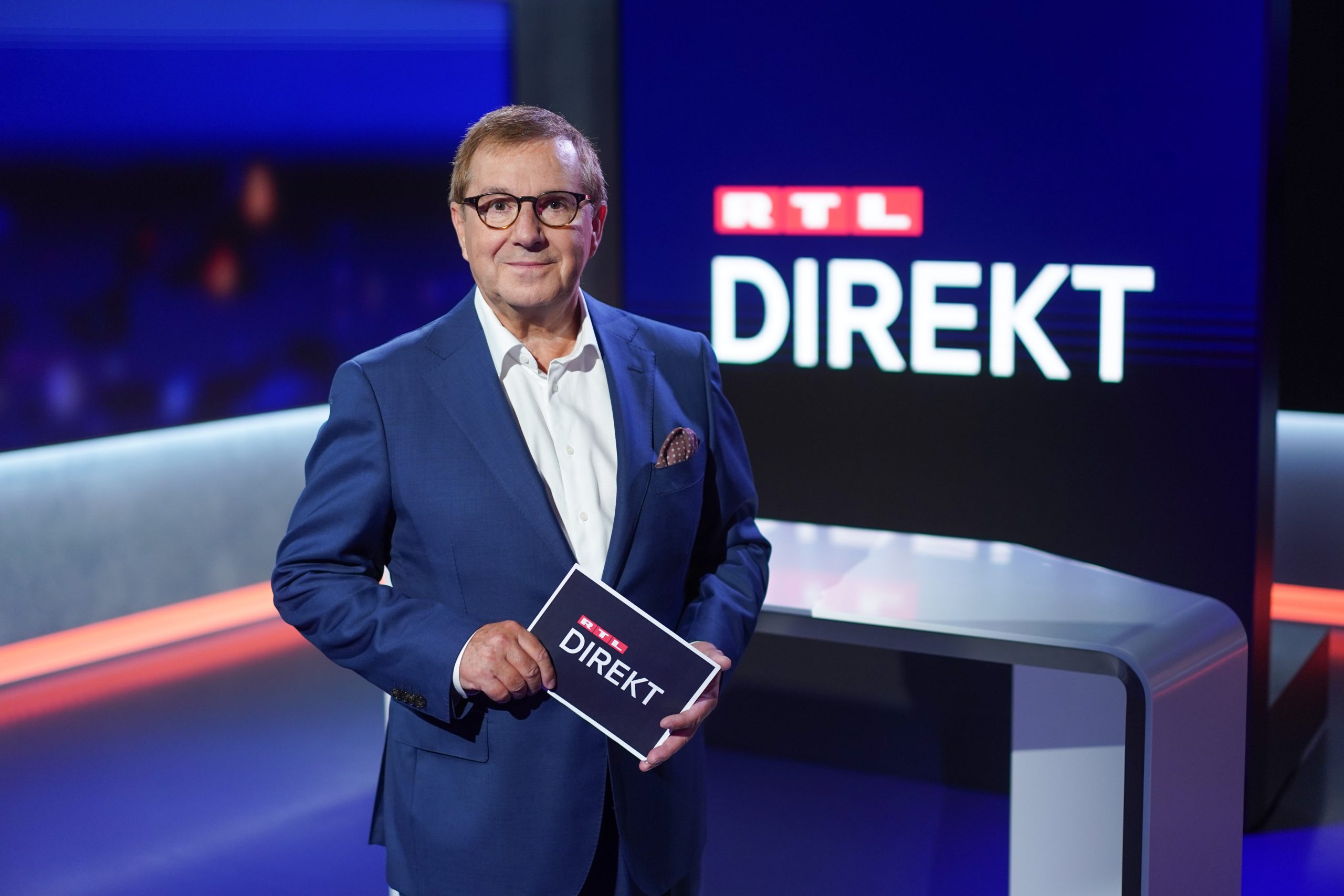 Ex-„Tagesschau“-Moderator Jan Hofer steht im „RTL Direkt“-Studio.
