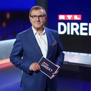 Ex-„Tagesschau“-Moderator Jan Hofer steht im „RTL Direkt“-Studio.