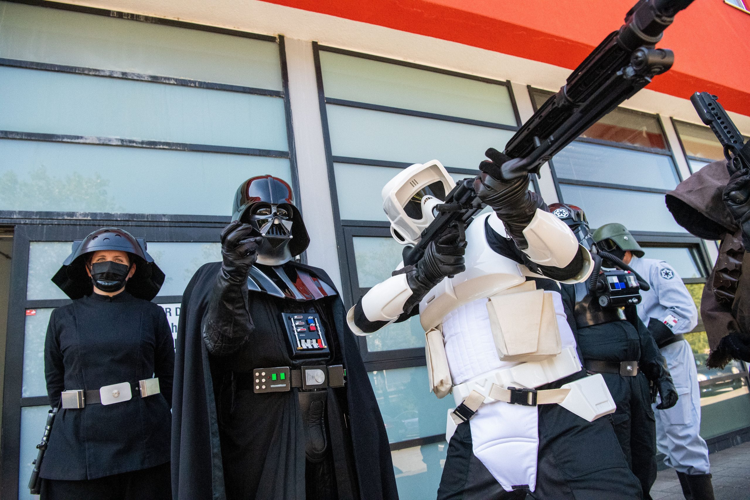 Darsteller in Kostümen aus der Filmreihe Star Wars stehen vor dem Duisburger Impf-Zentrum.