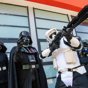 Darsteller in Kostümen aus der Filmreihe Star Wars stehen vor dem Duisburger Impf-Zentrum.