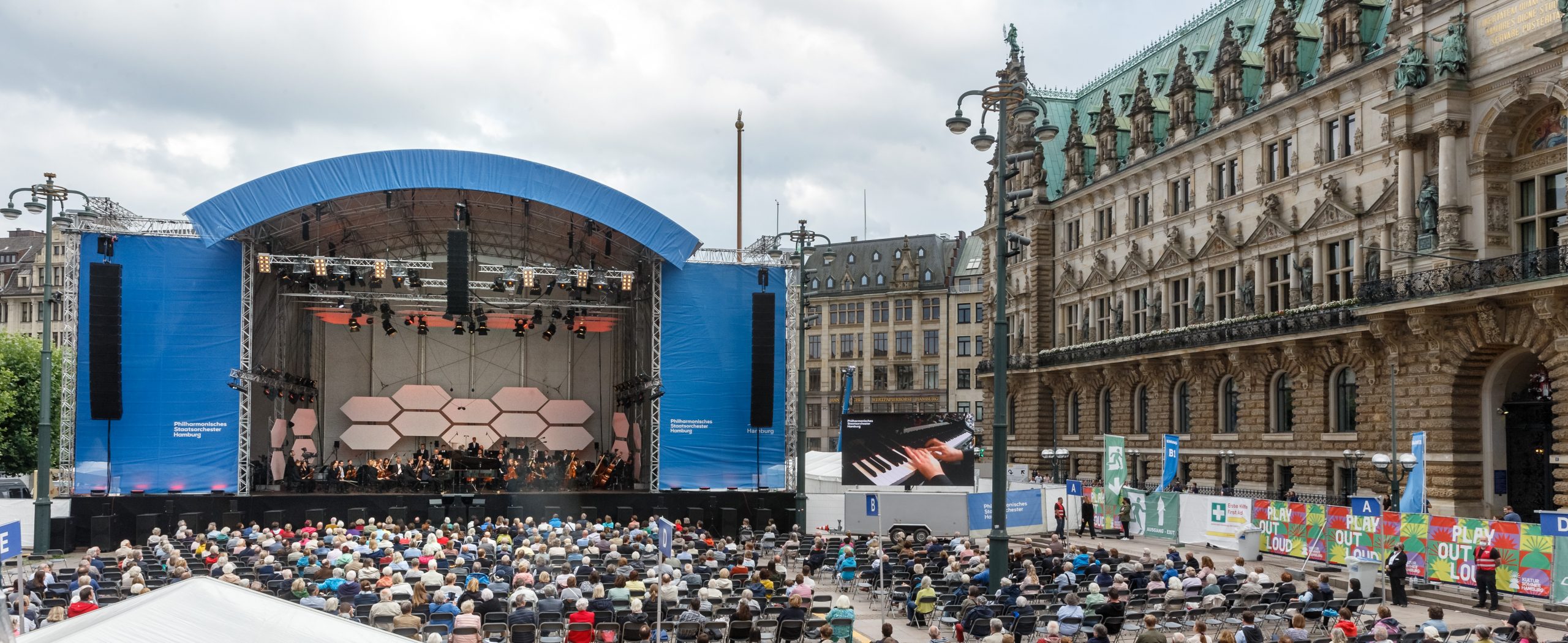Das Philharmonische Staatsorchester Hamburg eröffnet mit Open-Air-Konzerten am 14. und 15. August auf dem Rathausmarkt seine neue Konzertsaison - und schließt gleichzeitig Hamburgs Kultursommer unter dem Motto „Play out loud“ ab.