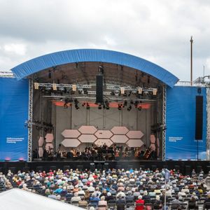 Das Philharmonische Staatsorchester Hamburg eröffnet mit Open-Air-Konzerten am 14. und 15. August auf dem Rathausmarkt seine neue Konzertsaison - und schließt gleichzeitig Hamburgs Kultursommer unter dem Motto „Play out loud“ ab.