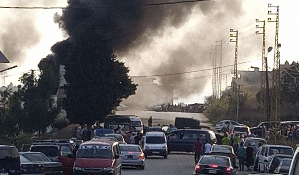 Schwarzer Rauch steigt im Dorf Tleil auf, wo ein Tankwagen explodiert ist.