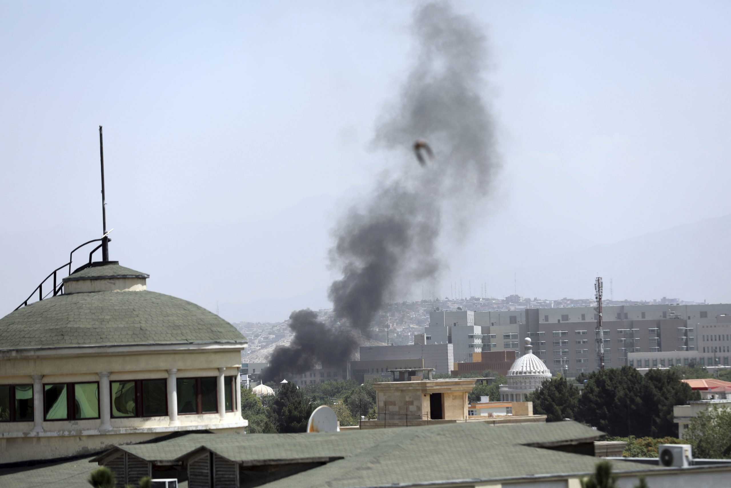 Neben der US-Botschaft in Kabul steigt Rauch auf. Taliban-Kämpfer sind am Sonntag in die Außenbezirke der afghanischen Hauptstadt eingedrungen.