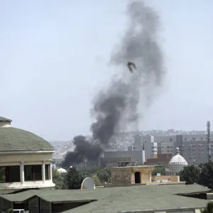 Neben der US-Botschaft in Kabul steigt Rauch auf. Taliban-Kämpfer sind am Sonntag in die Außenbezirke der afghanischen Hauptstadt eingedrungen.