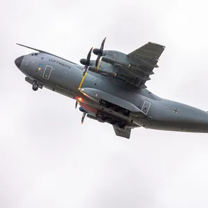 Ein Transportflugzeug vom Typ Airbus A400M der Luftwaffe startet am Morgen auf dem Fliegerhorst Wunstorf in der Region Hannover.