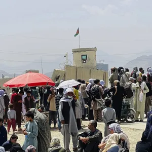 Menschen am Flughafen von Kabul