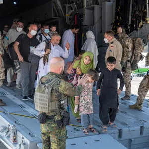 Menschen verlassen Militärmaschine