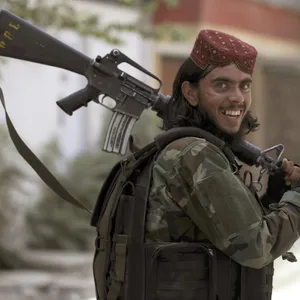 Ein Kämpfer der Taliban patrouilliert im Stadtviertel Wazir Akbar Khan in Kabul.