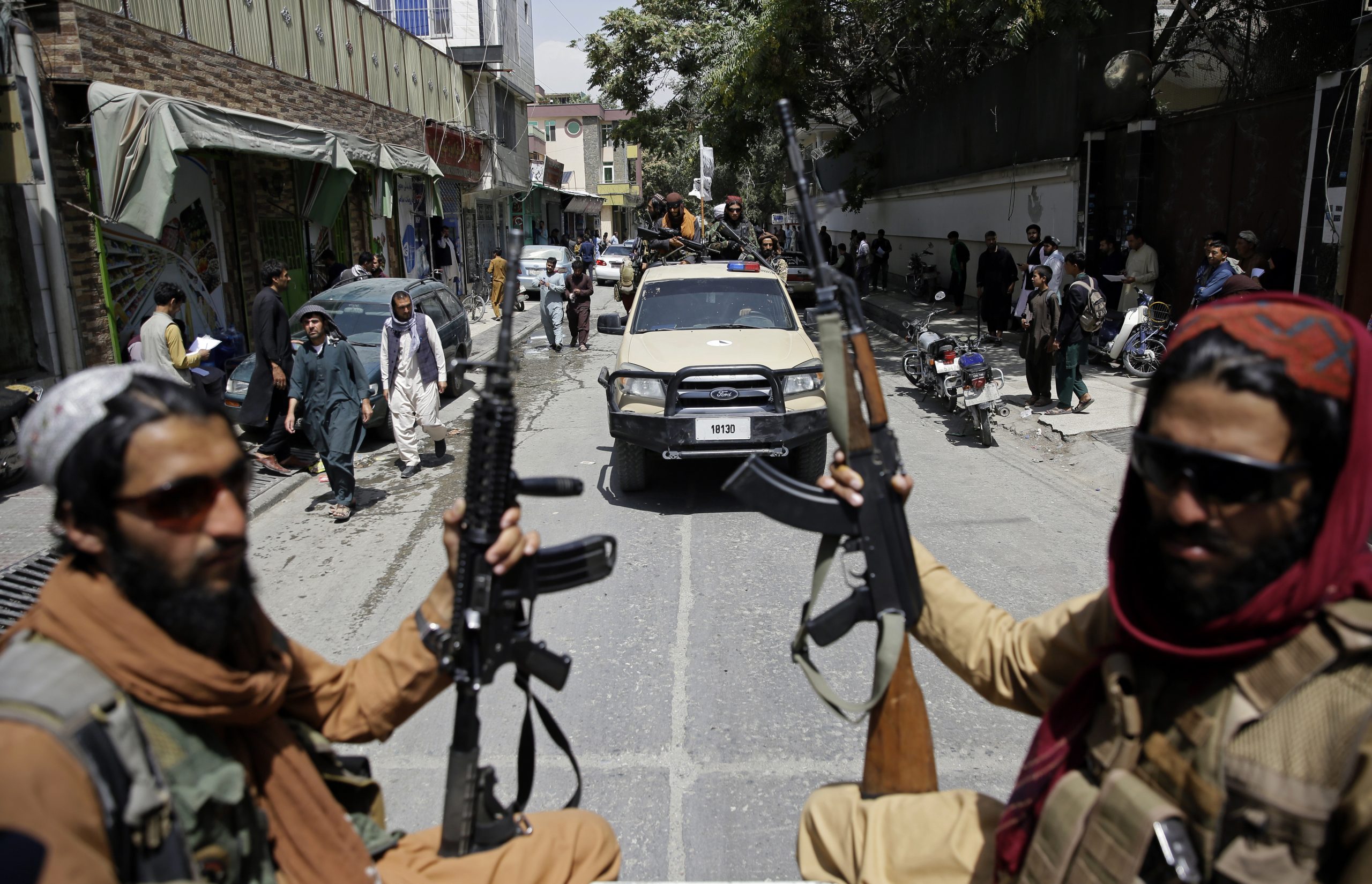 Schwer bewaffnete Taliban-Kämpfer patrouillieren zur Feier ihrer Machtübernahme durch Kabul.