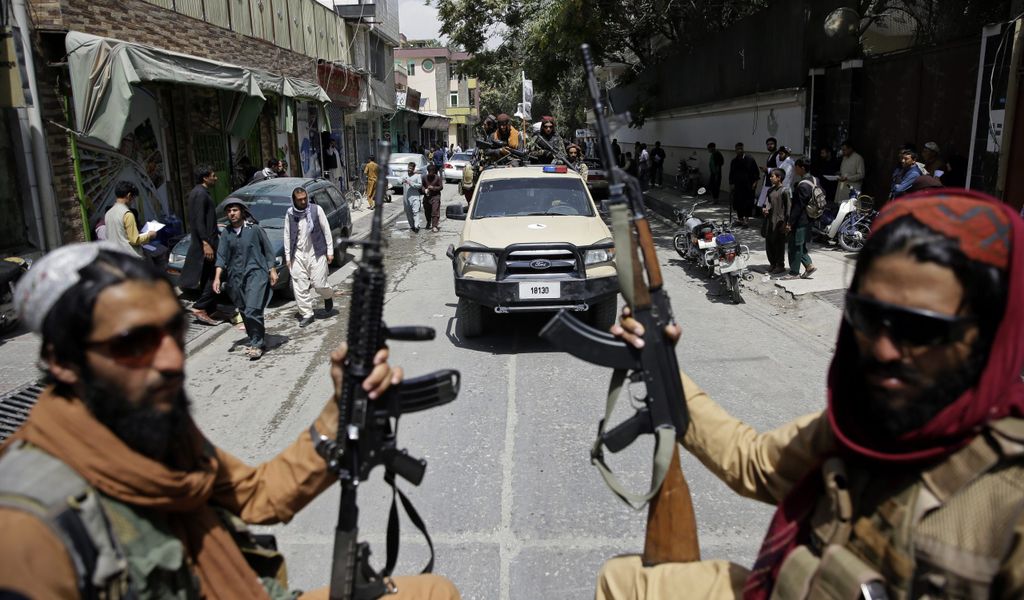 Schwer bewaffnete Taliban-Kämpfer patrouillieren zur Feier ihrer Machtübernahme durch Kabul.
