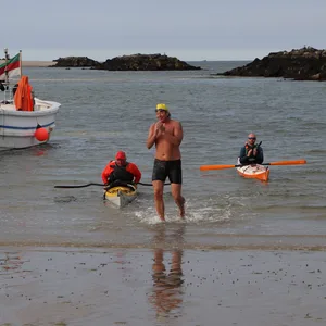 Extremschwimmer André Wiersig wird bei seiner Ankunft in der Schweinebucht der Helgoländer Düne von Ehefrau Beate begrüßt.