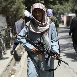 Ein Taliban-Kämpfer steht an einem Kontrollpunkt im Viertel Wazir Akbar Khan in der afghanischen Hauptstadt Kabul.