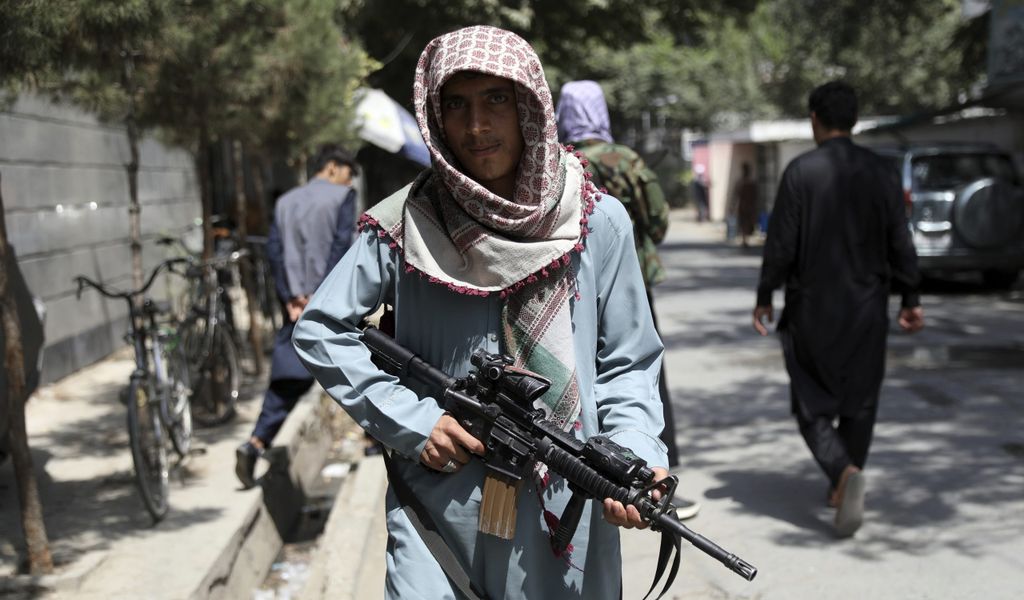 Ein Taliban-Kämpfer steht an einem Kontrollpunkt im Viertel Wazir Akbar Khan in der afghanischen Hauptstadt Kabul.