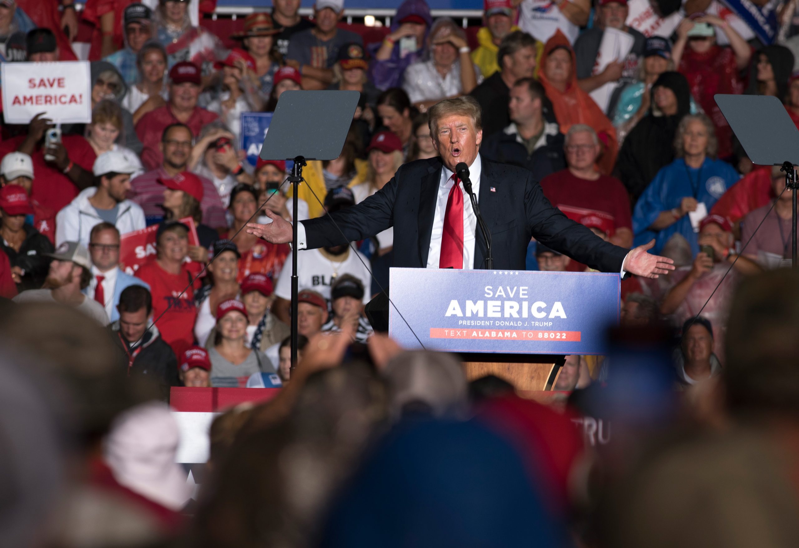Donald Trump, ehemaliger Präsident von den USA, hält Rede bei Veranstaltung der Republikaner im Norden Alabamas ab und spricht zu Tausenden von Anhängern.