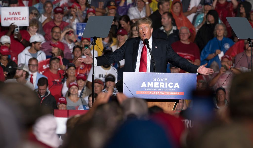 Donald Trump, ehemaliger Präsident von den USA, hält Rede bei Veranstaltung der Republikaner im Norden Alabamas ab und spricht zu Tausenden von Anhängern.