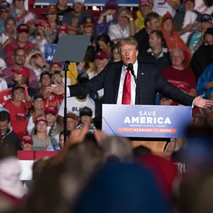 Donald Trump, ehemaliger Präsident von den USA, hält Rede bei Veranstaltung der Republikaner im Norden Alabamas ab und spricht zu Tausenden von Anhängern.
