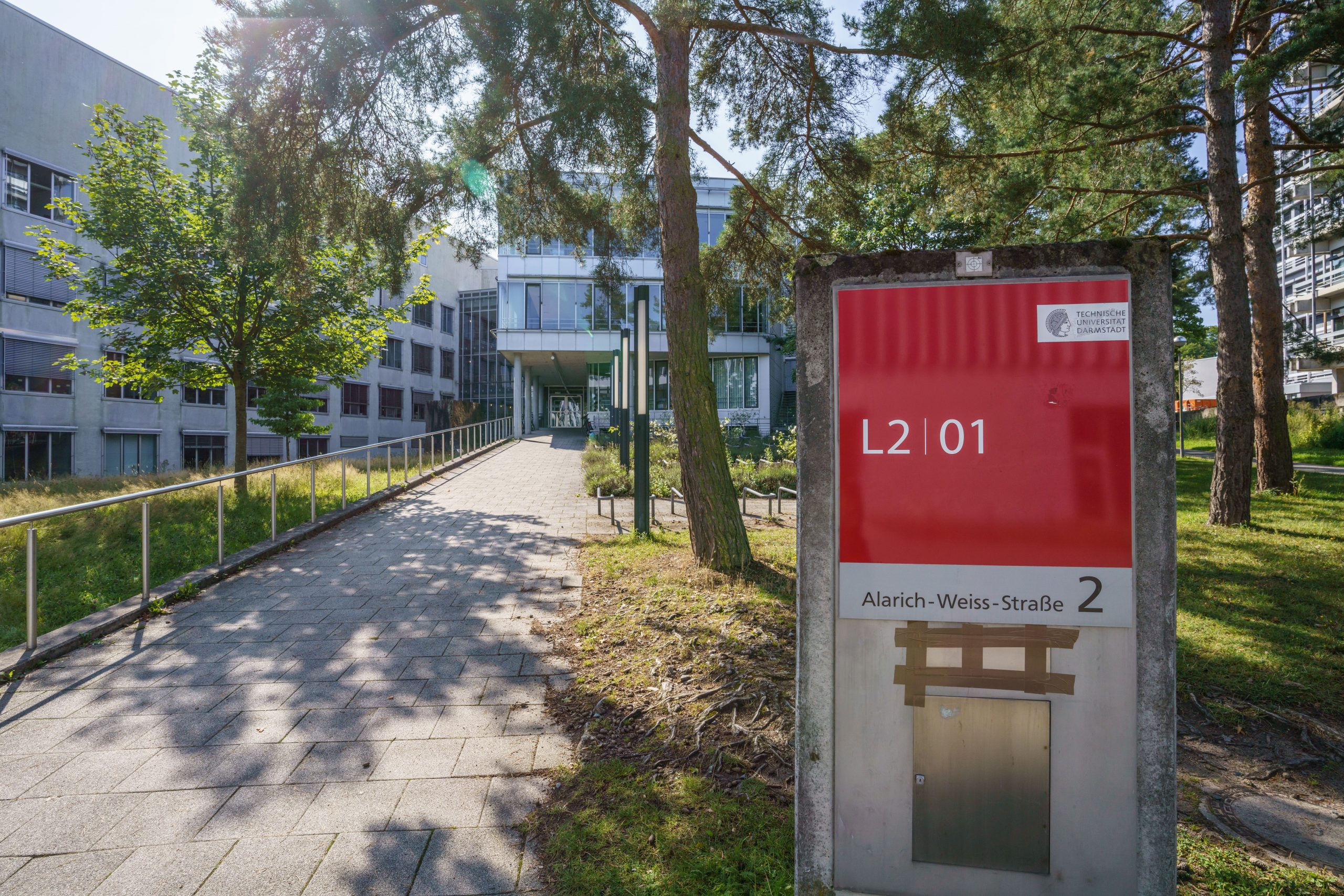 Nach dem mutmaßlichen Giftanschlag: Das Gebäude L201 auf dem Campus Lichtwiese der TU Darmstadt ist am Morgen abgesperrt.