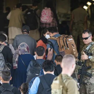 Amerikanische Soldaten begleiten Flüchtende an Bord eines Militärflugzeuges der US-Air-Force.