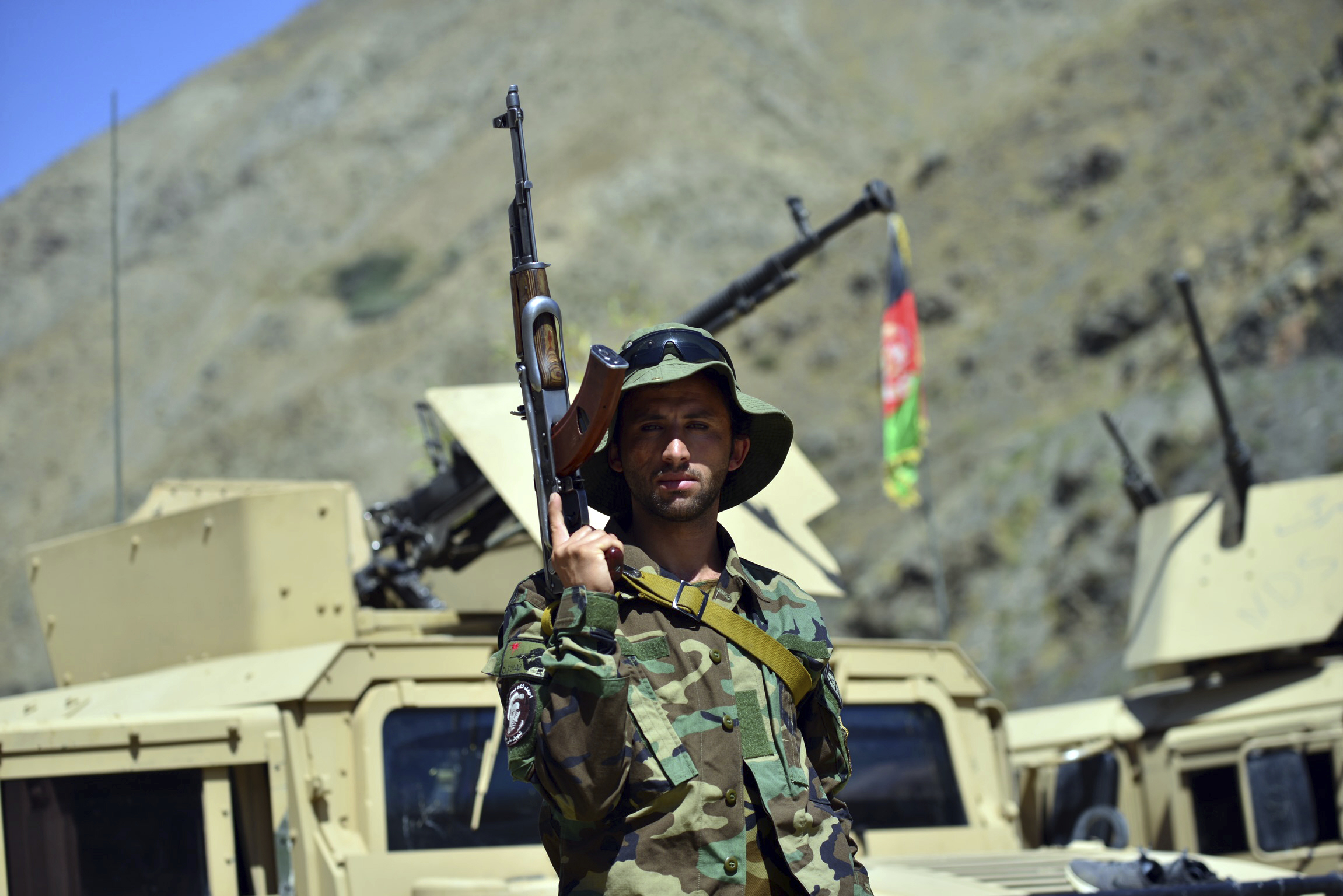 Ein Milizionär der Miliz von Ahmad Massoud steht in der Provinz Panjshir Wache.