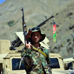 Ein Milizionär der Miliz von Ahmad Massoud steht in der Provinz Panjshir Wache.