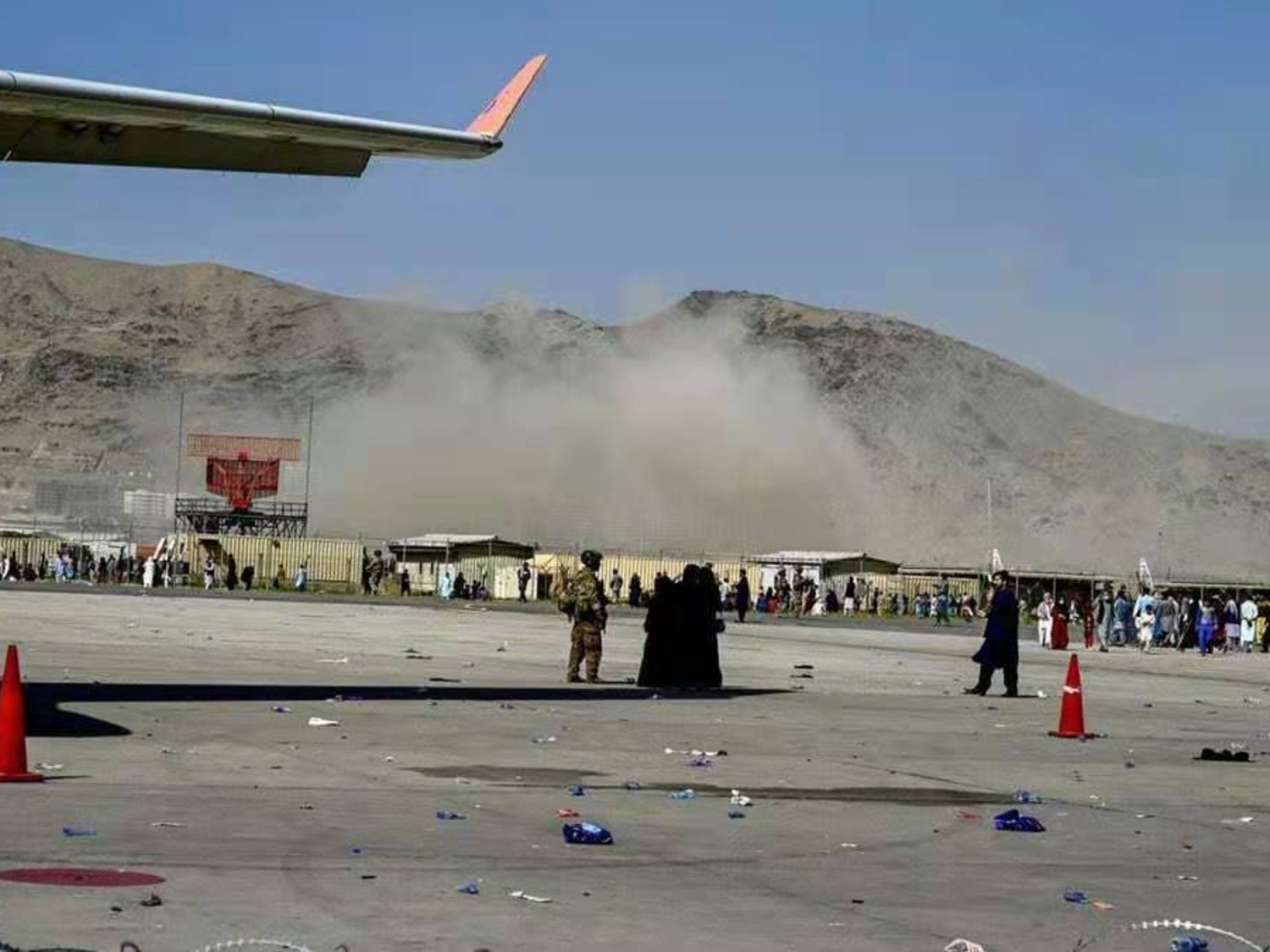 Ein Handyfoto zeigt Rauch, der in der Nähe des Explosionsortes am Kabuler Flughafen aufsteigt